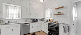 Colonial gem in College Hill.  Spacious 4-bed 2 bath house in Wichita