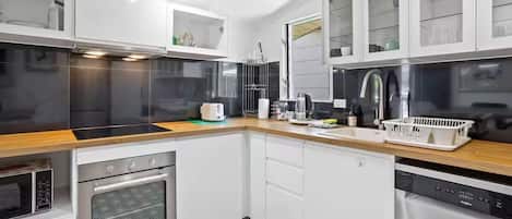 Een koelkast, een magnetron, een oven, een kookplaat