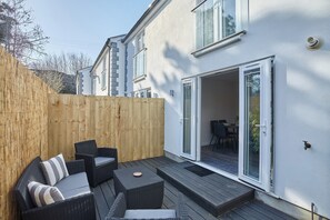 House | Outdoor dining - 2022 Modern Home In Central Hayle With Parking (Hayle)