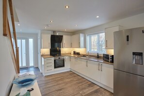 Casa | Cocina privada | Refrigerador, microondas, horno y parrilla de estufa