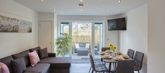 2022 Modern Home In Central Hayle With Parking