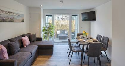 2022 Modern Home In Central Hayle With Parking