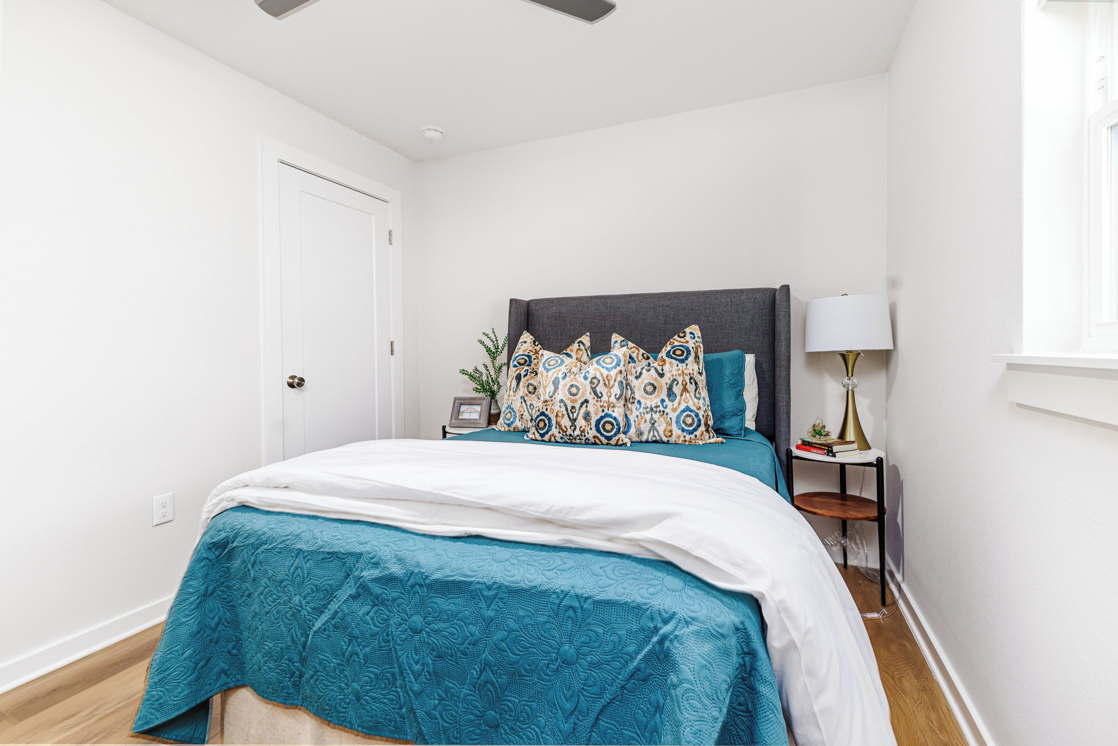 Een strijkplank/strijkijzer, wifi, beddengoed