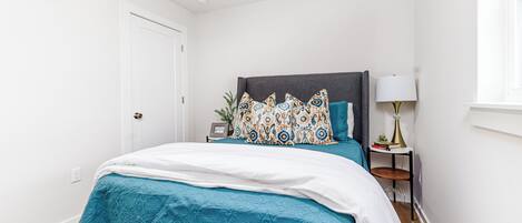 Een strijkplank/strijkijzer, wifi, beddengoed