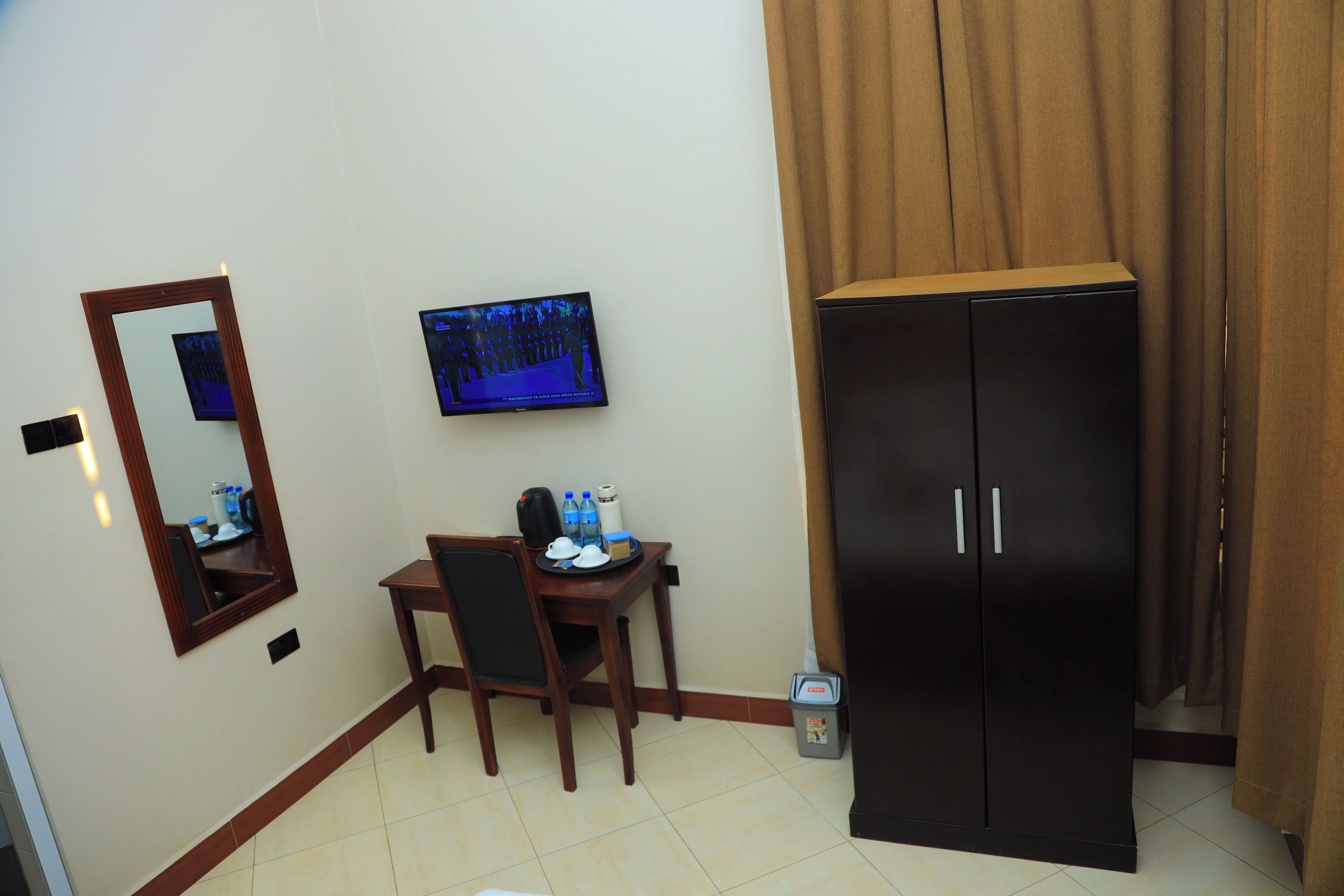 Een kluis op de kamer, een laptopwerkplek, een strijkplank/strijkijzer