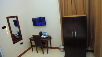 Een kluis op de kamer, een laptopwerkplek, een strijkplank/strijkijzer