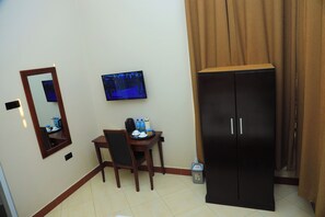 Safe på rommet, skrivebord for bærbar PC og strykejern/-brett