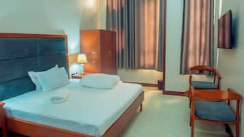 Caja de seguridad en la habitación y espacio para trabajar con laptop