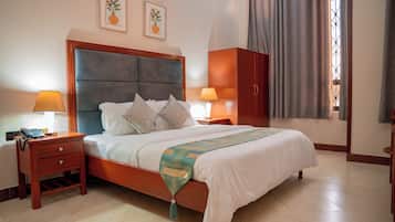 In-room safe, laptop workspace, iron/ironing board, free WiFi
