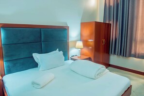ห้องเอ็กเซกคิวทีฟ | ตู้นิรภัยในห้องพัก, พื้นที่ทำงานแบบใช้แล็ปท็อป, เตารีด/โต๊ะรีดผ้า