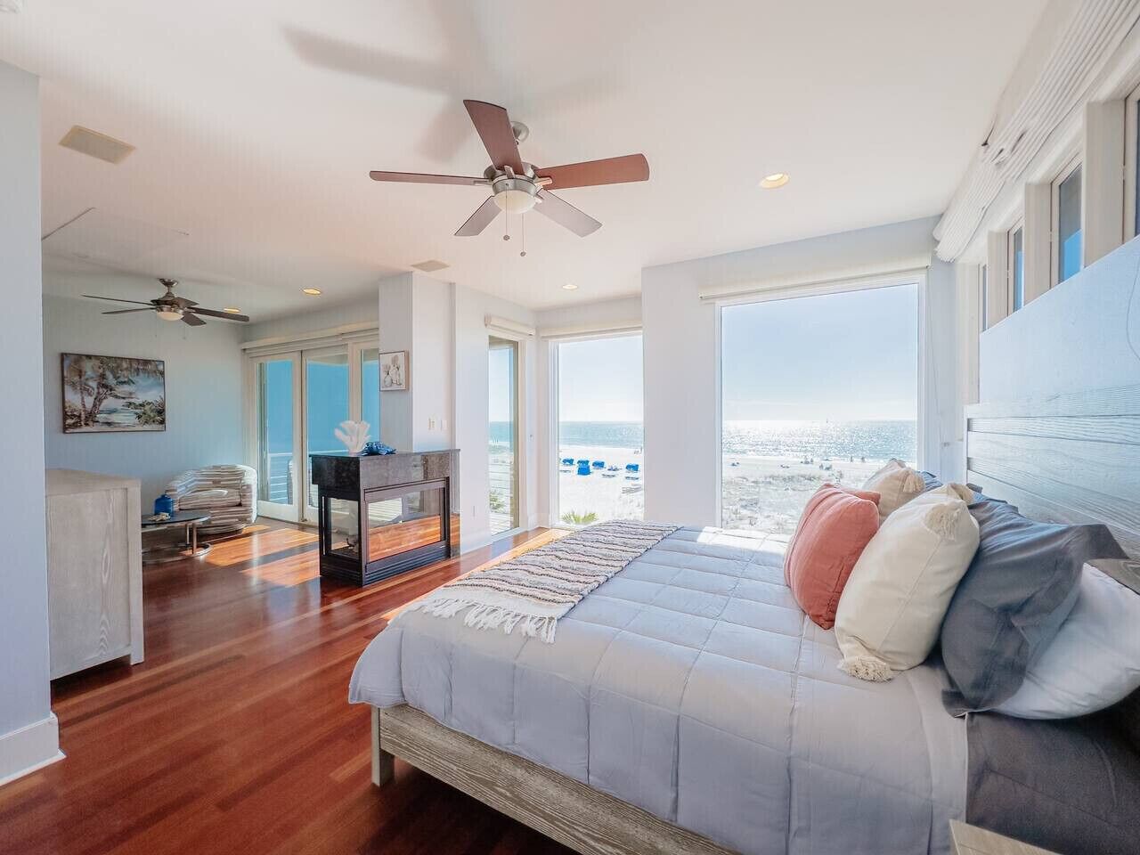 4 slaapkamers, een bureau, een strijkplank/strijkijzer, reisbedje