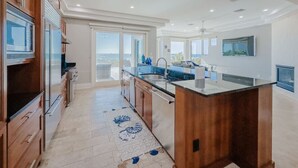 Een moderne keuken met houten kastjes, roestvrijstalen apparatuur en een groot eiland.