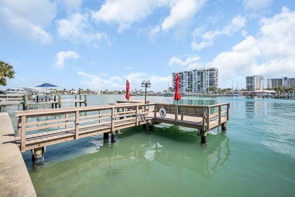 Un muelle de madera que se adentra en aguas tranquilas bajo un cielo despejado.