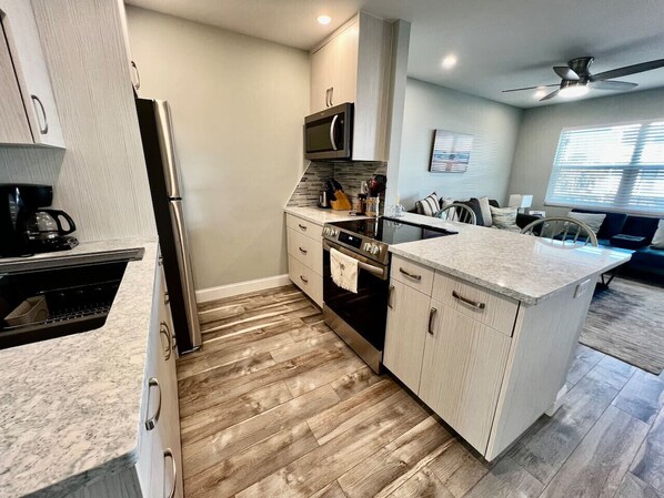 Fridge, microwave, oven, stovetop - Treasure Isle Beach Escape Vacay Or Remote Working (Treasure Island)