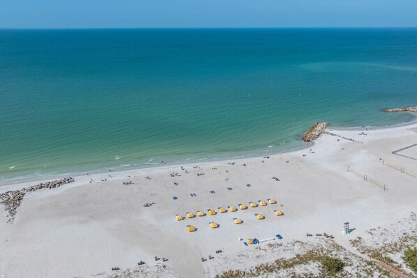 Una spiaggia nelle vicinanze