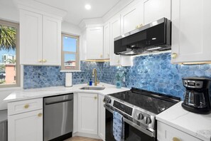 Køleskab, mikrobølgeovn, ovn, kogeplade