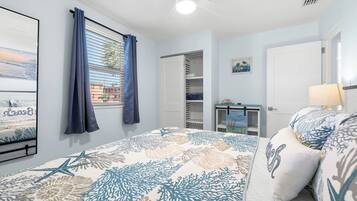 1 habitación, escritorio, tabla de planchar con plancha y cuna de viaje