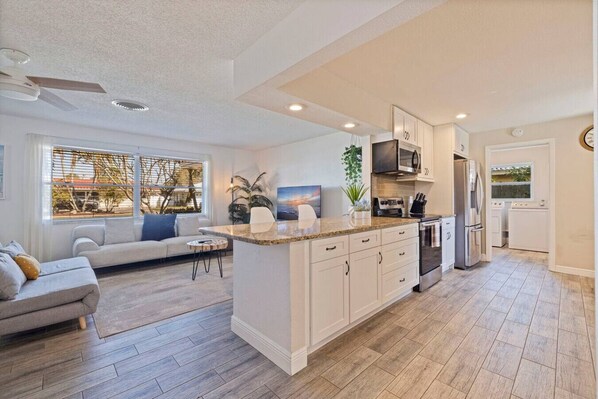 冷蔵庫、電子レンジ、オーブン、コンロ