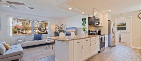 Refrigerador, microondas, horno, placa de cocina