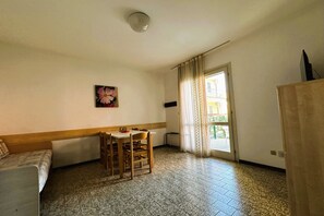 Apartment, 2 Schlafzimmer, Terrasse, Gartenblick | Wohnzimmer