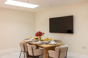 Dining - 3-BDR Stunning LUX Villa & Parking Central London (London)