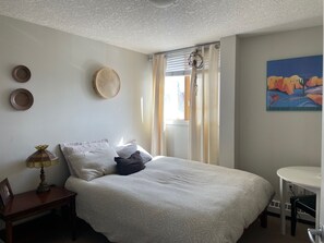 2 bedrooms, WiFi, bed sheets - Sunny Beltline BnB (Calgary)