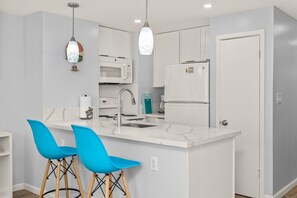 Fridge, microwave, oven, coffee/tea maker - Fully Renovated Corner Unit a Block to Waikiki Beach! Parking, AC, Wi-Fi (Honolulu)