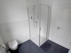 Shower, eco-friendly toiletries, hair dryer, towels - Modern apartment (B) with a beautiful view - enjoy nature and the Christmas town! (Lauscha)