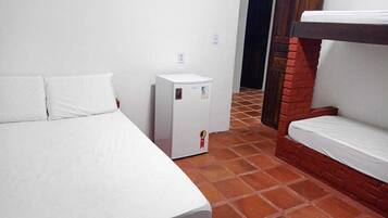 Quarto quádruplo conforto, 1 quarto, micro-ondas | Wi-Fi de cortesia, roupa de cama