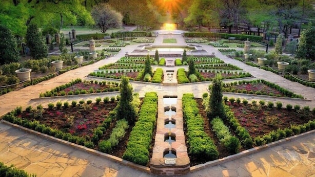 A formal garden with symmetrical pathways and neatly trimmed hedges. - Private Fort Worth Getaway Near Botanic Garden! (Fort Worth)