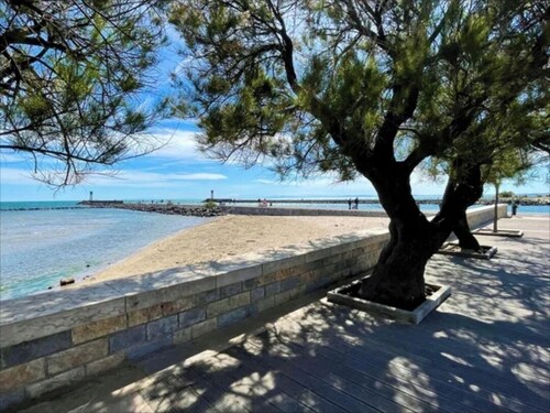 Bright Mezzanine Studio 250m from the beach with Terrace