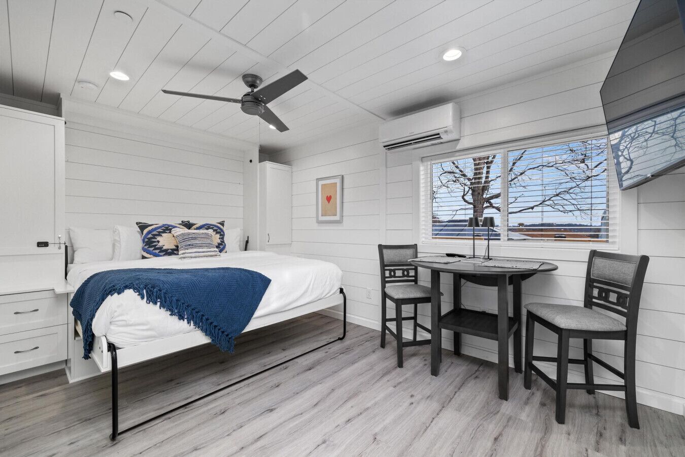 4 Schlafzimmer, Schreibtisch, Bügeleisen/Bügelbrett, Reisekinderbett