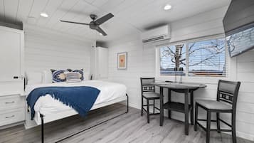 4 Schlafzimmer, Schreibtisch, Bügeleisen/Bügelbrett, Reisekinderbett