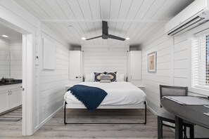 4 habitaciones, escritorio y tabla de planchar con plancha