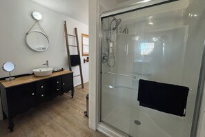 Bruser, hårtørrer, håndklæder, Shampoo