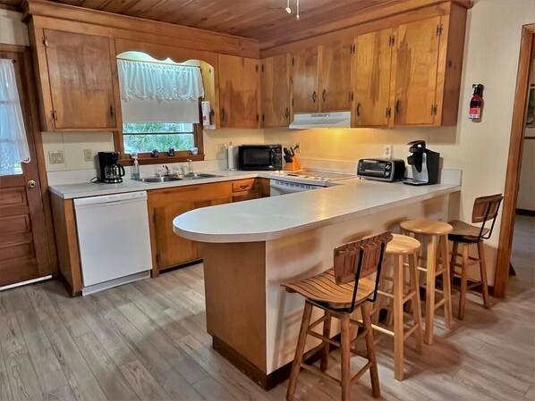 Jääkaappi, mikroaaltouuni, uuni, liesi