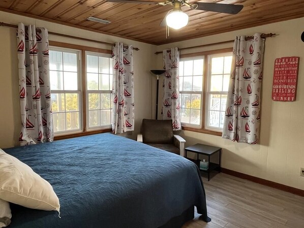 4 bedrooms, iron/ironing board, WiFi, bed sheets - Steps from the Beach! Large Deck & Close Ocean Access (Ocean Isle Beach)