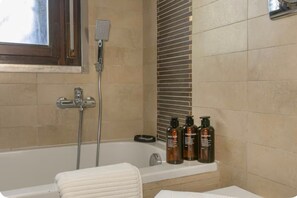 Shower, hair dryer, bidet, towels - Modern house with garden (Roma)
