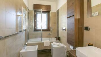 Doccia, asciugacapelli, bidet, asciugamani