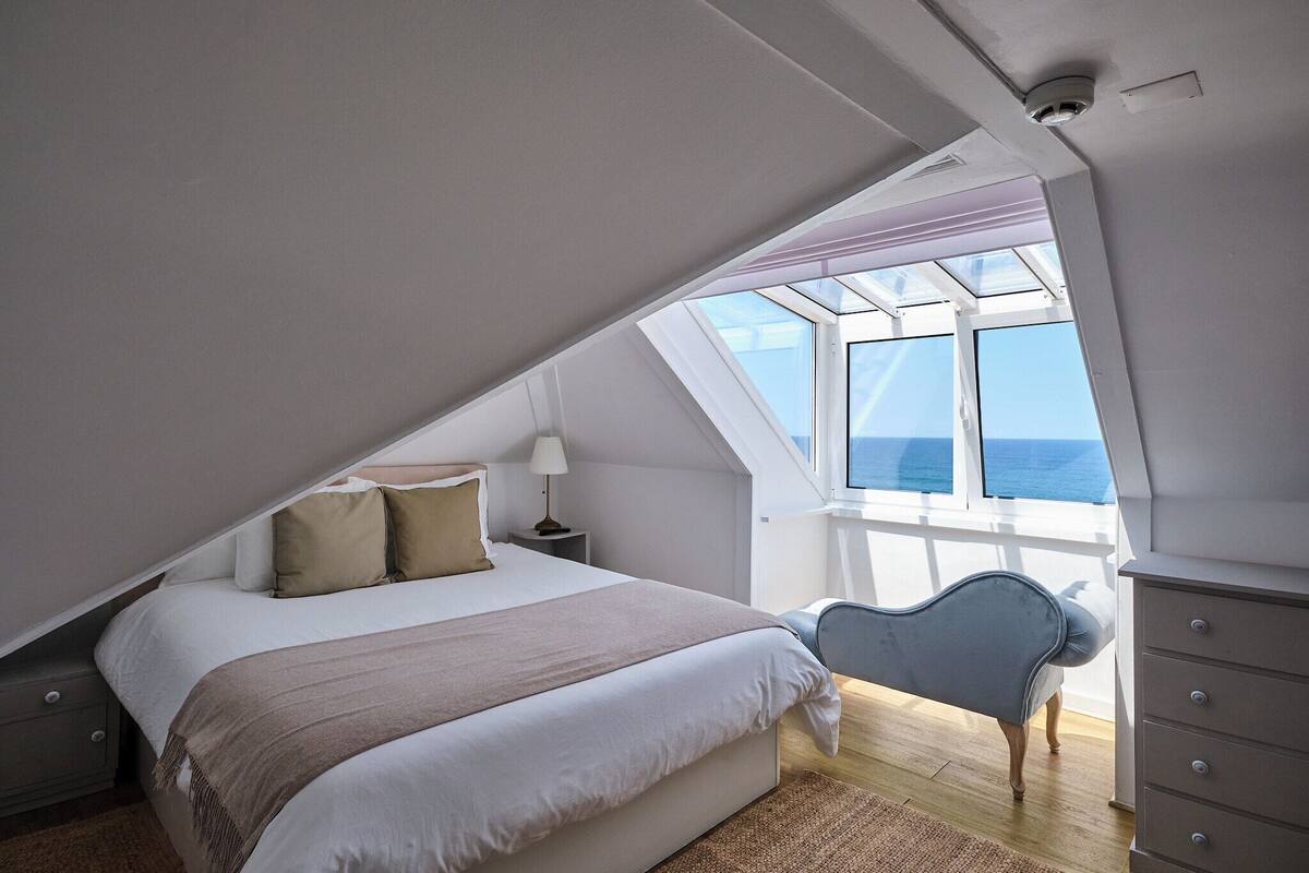 Eenvoudige tweepersoonskamer, uitzicht op zee | Een kluis op de kamer, gratis wifi