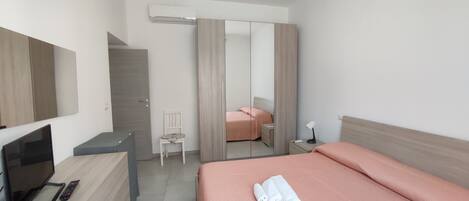 1 Schlafzimmer, Bügeleisen/Bügelbrett, Reisekinderbett, Bettwäsche