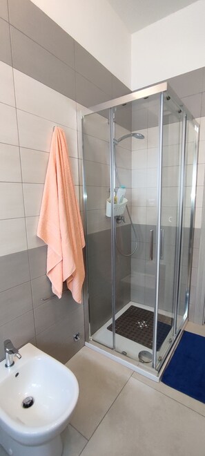 Shower, hair dryer, bidet, towels - CASA VACANZA A TERMOLI (Termoli)