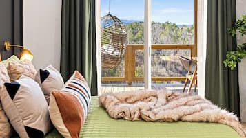 3 quartos, escrivaninha, ferros/tábuas de passar roupa, berço de viagem