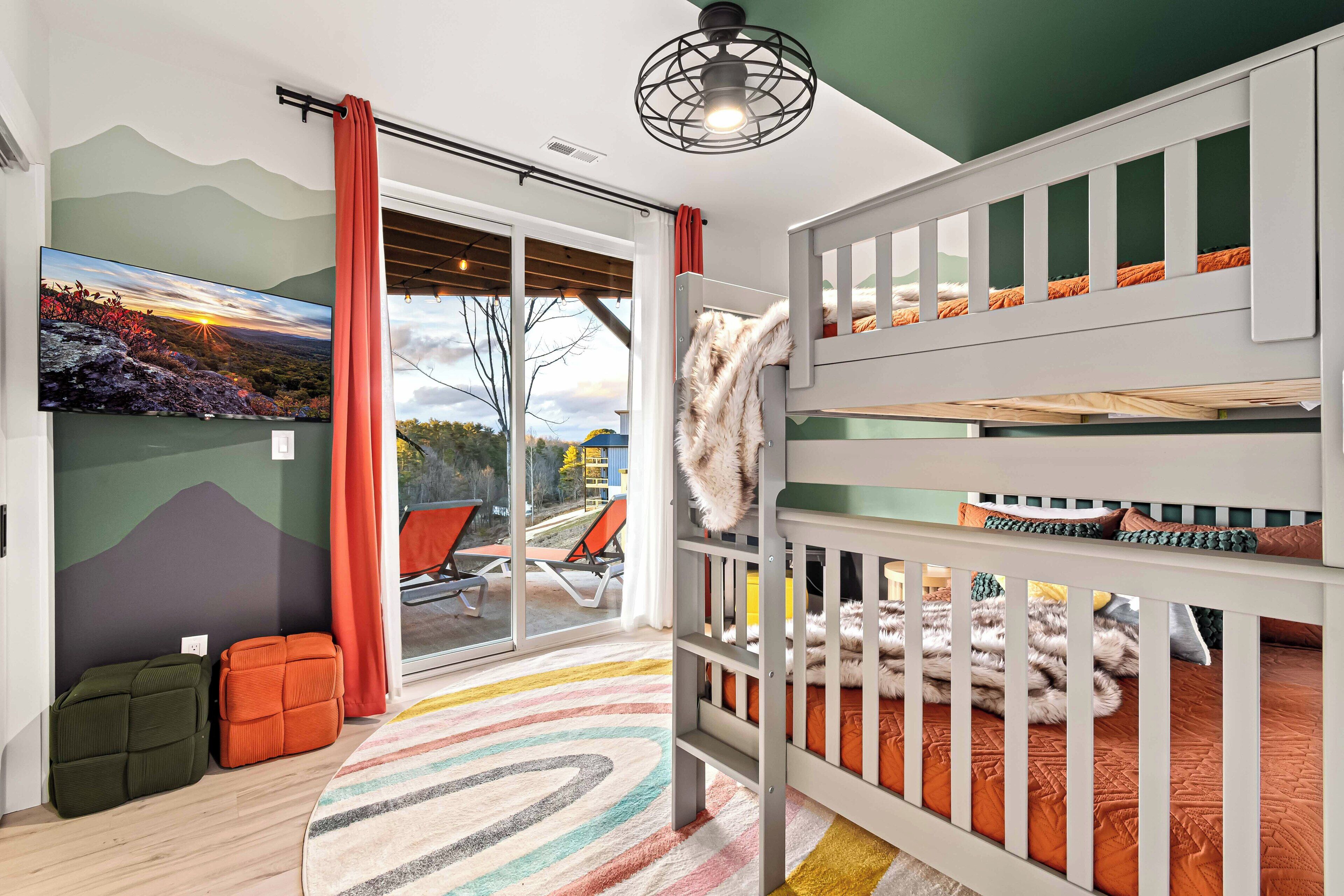 3 bedrooms, desk, iron/ironing board, travel cot