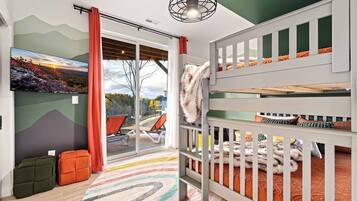 3 bedrooms, desk, iron/ironing board, travel cot