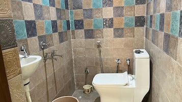 Shower, free toiletries, towels, shampoo