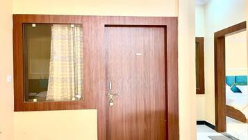 Una puerta de madera con un ventanal y una cerradura.