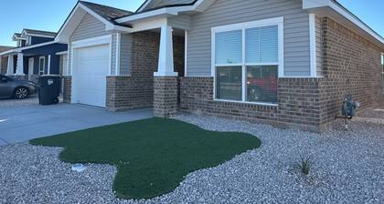 Beautiful, Safe, and Cozy 3-Bedroom Home in North Odessa: The Paris Escape