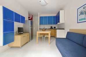 TV - Holiday apartment with air conditioning, balcony and pool (Lignano Sabbiadoro)