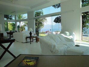 Smart-TV, DVD-spiller og bøker